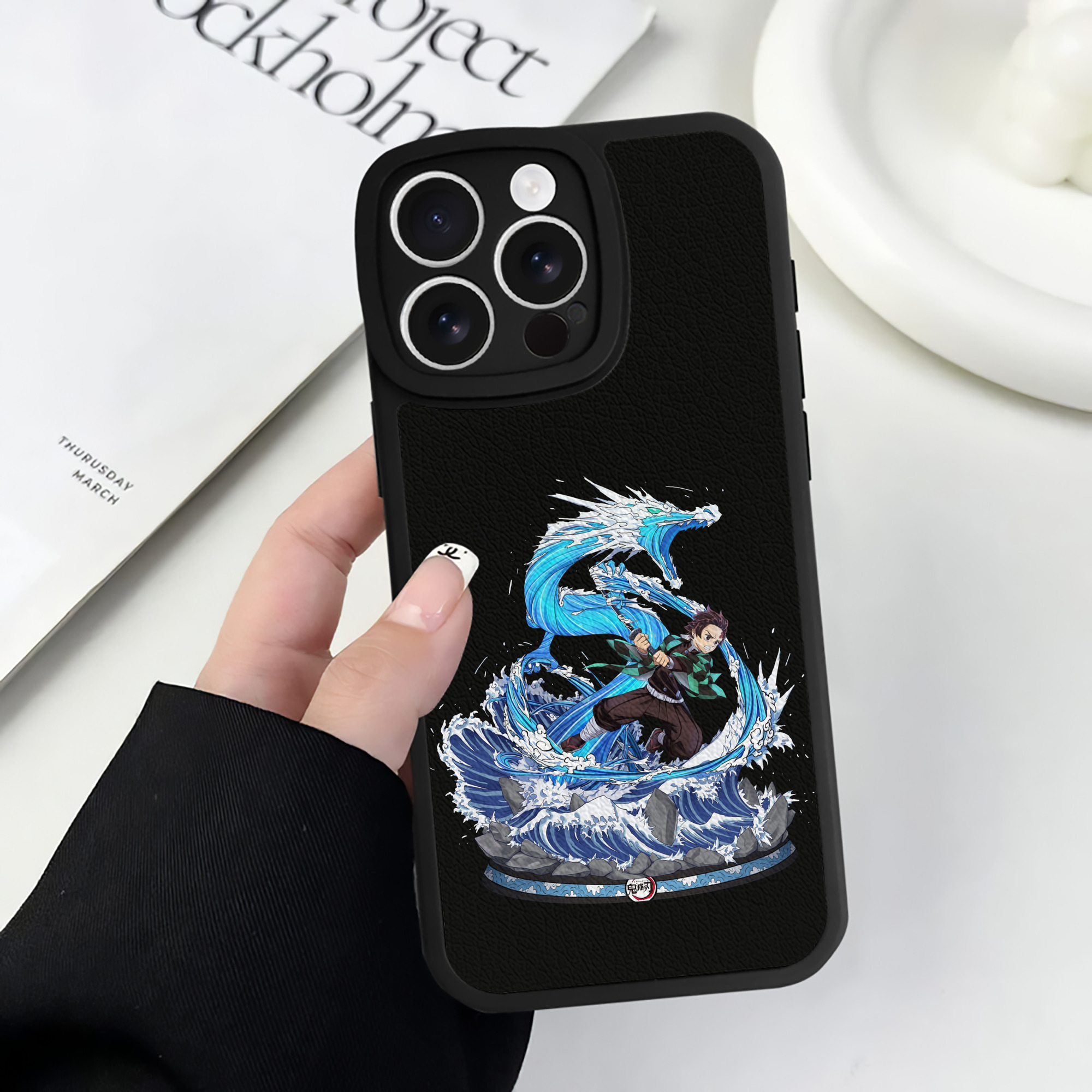 （画像用） 鬼滅の刃 竈門 炭治郎／かまど たんじろう Kamado Tanjirou 【iPhone 16シリーズ対応】シリコンスマホケース（レザー調） 材質：シリコン